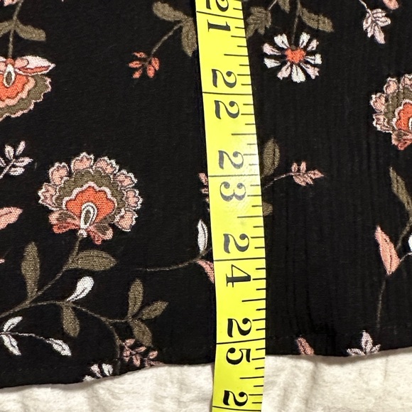 Chic Black Floral Blouse - Picture 12 of 13